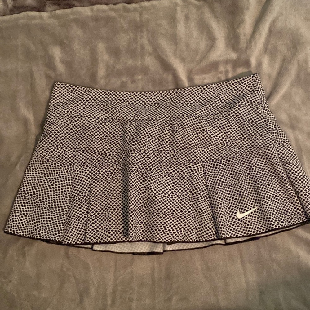 Nike black & white tennis skirt